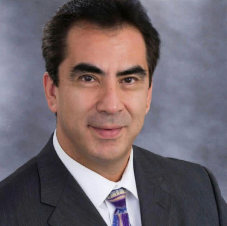 Dr. Juan Carlos Grados en consulta médica